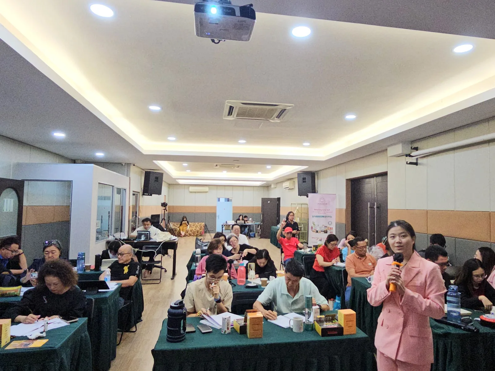 DCK short-video class in progress with a full room of participants