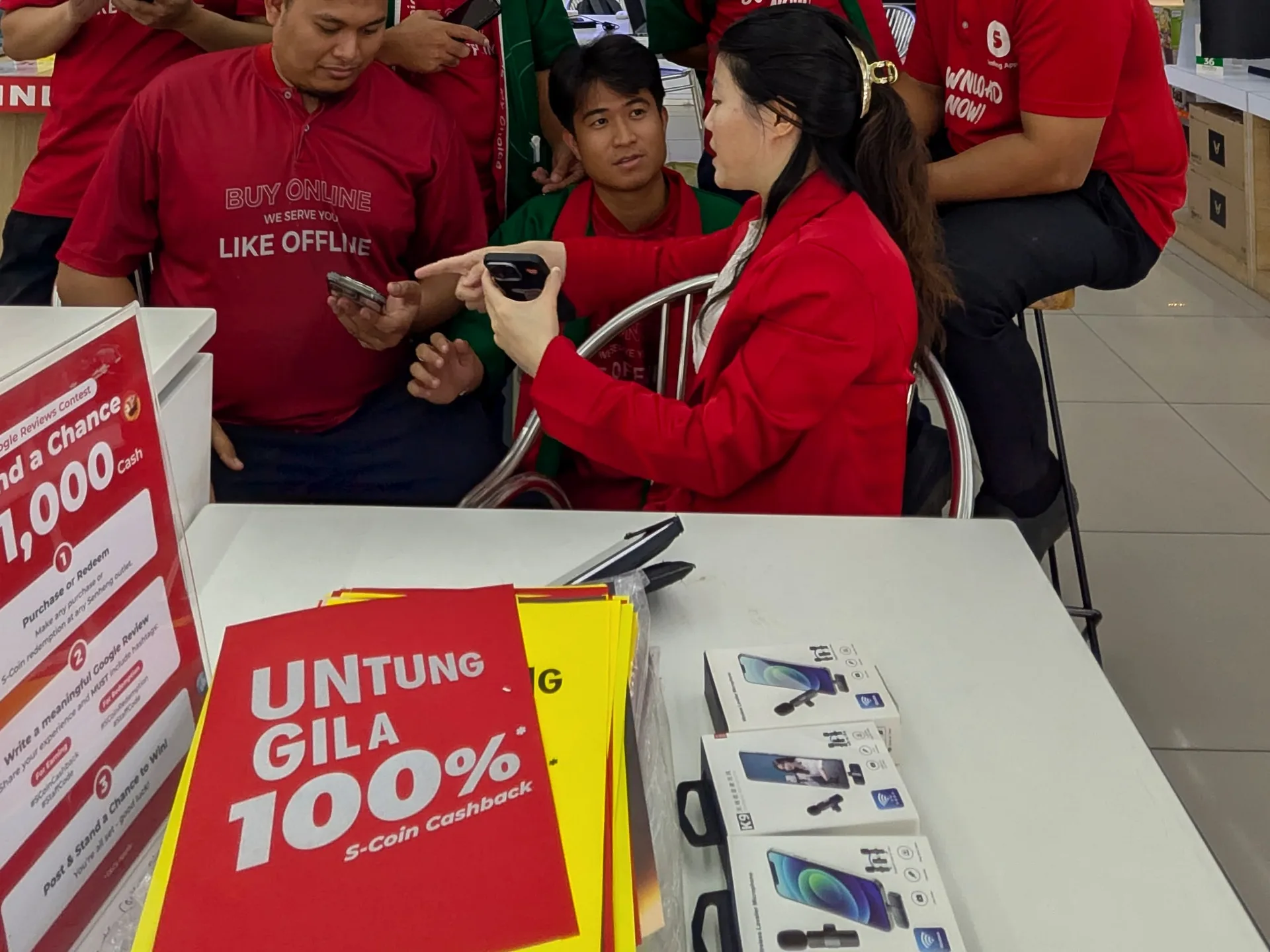 DCK trainer reviewing a mobile customer conversation with a staff group